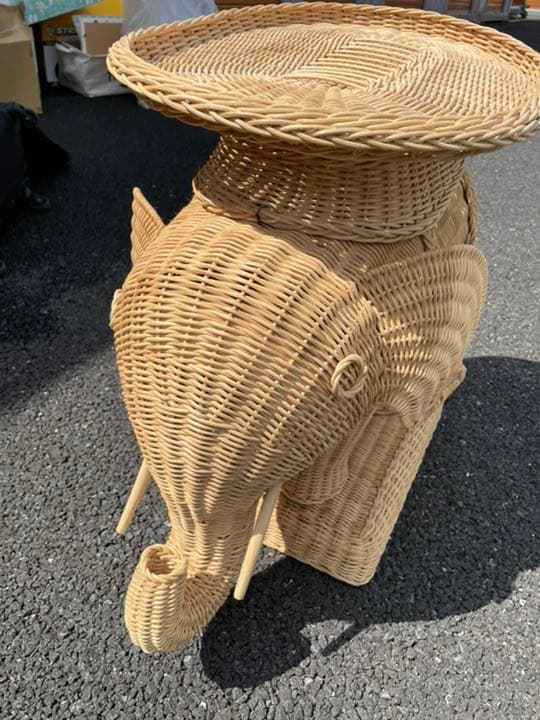 葦でできた象のテーブル