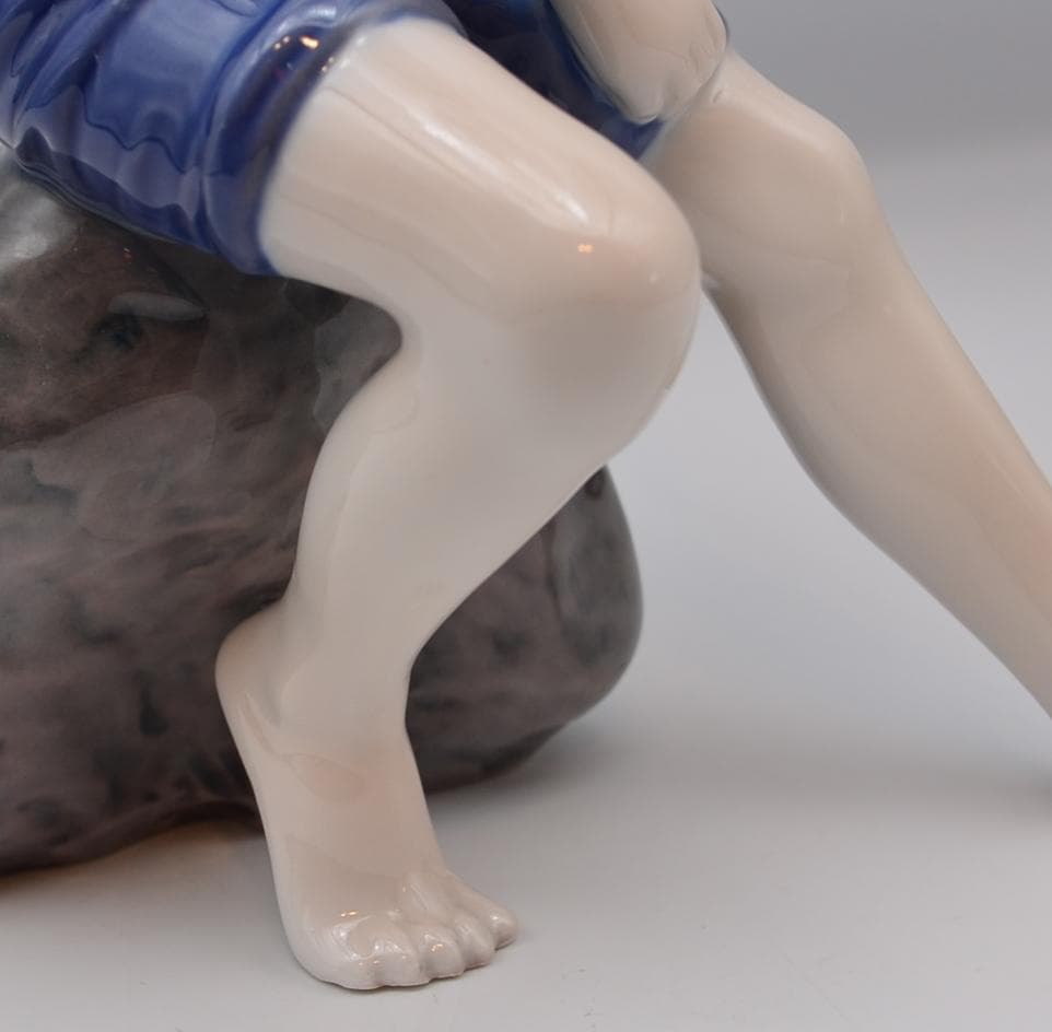 石に座る少年　#1757　★B＆G（ロイヤルコペンハーゲン）　デンマーク