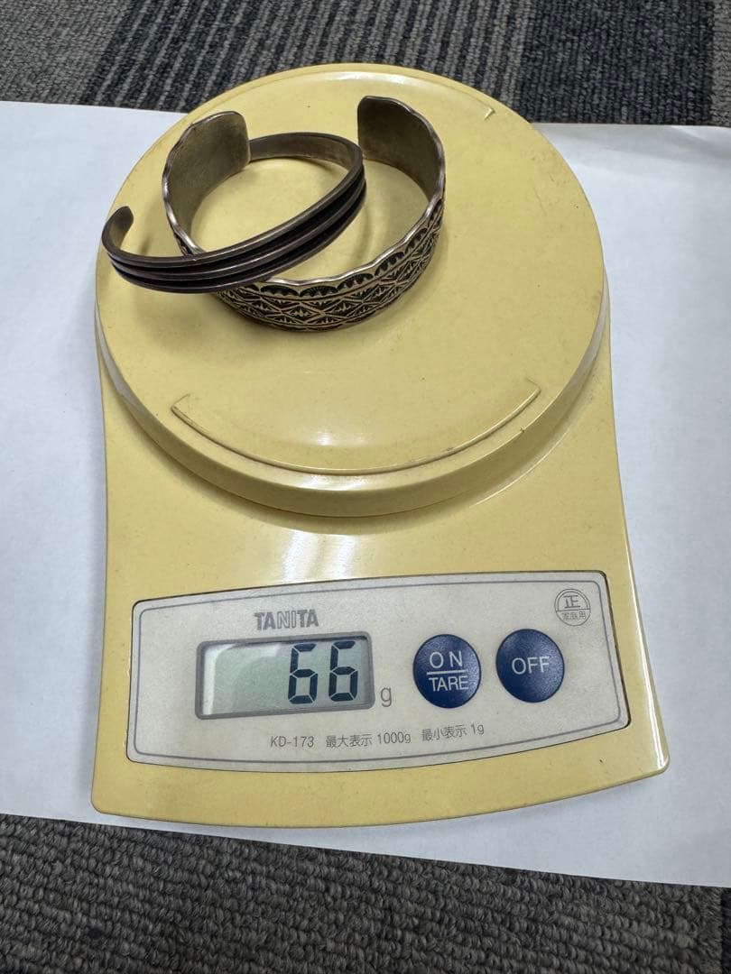 ナバホ族 TOM HAWK MALONEY インディアンジュエリー