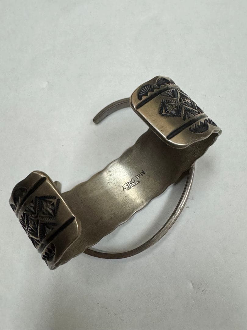 ナバホ族 TOM HAWK MALONEY インディアンジュエリー