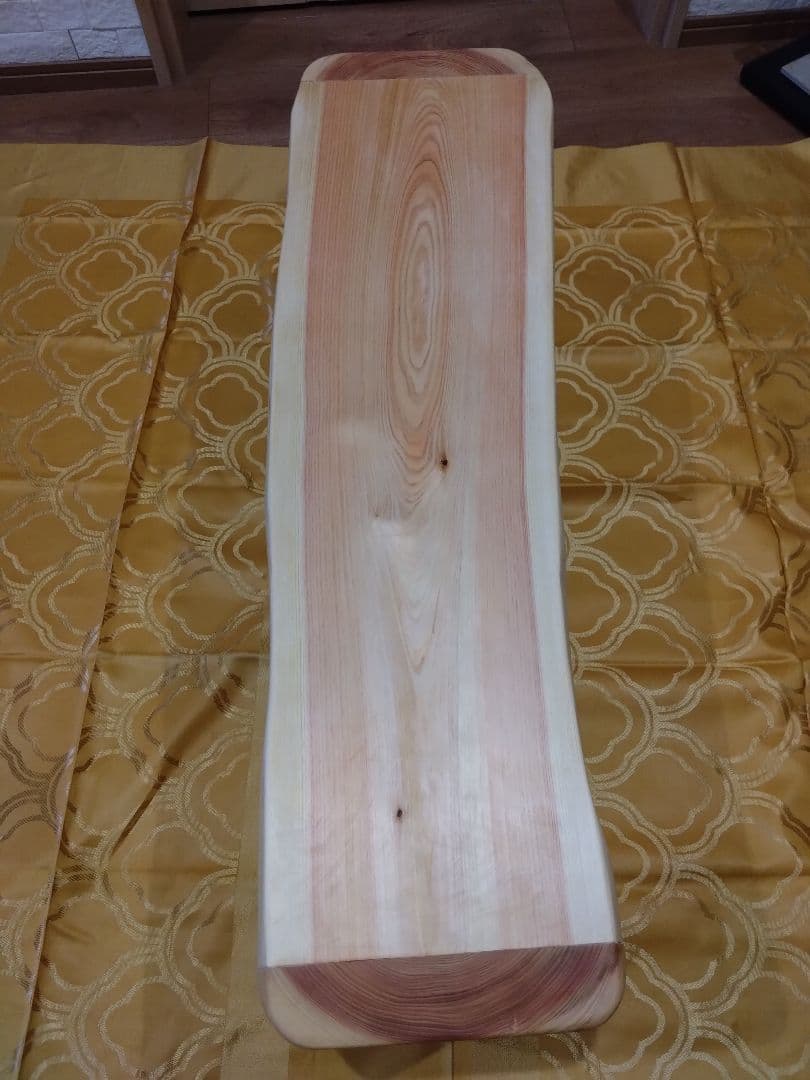 檜のベンチ（70）樹齢約70年、檜の原木の模様、年輪が綺麗ですよ❕脚も同じ檜❕