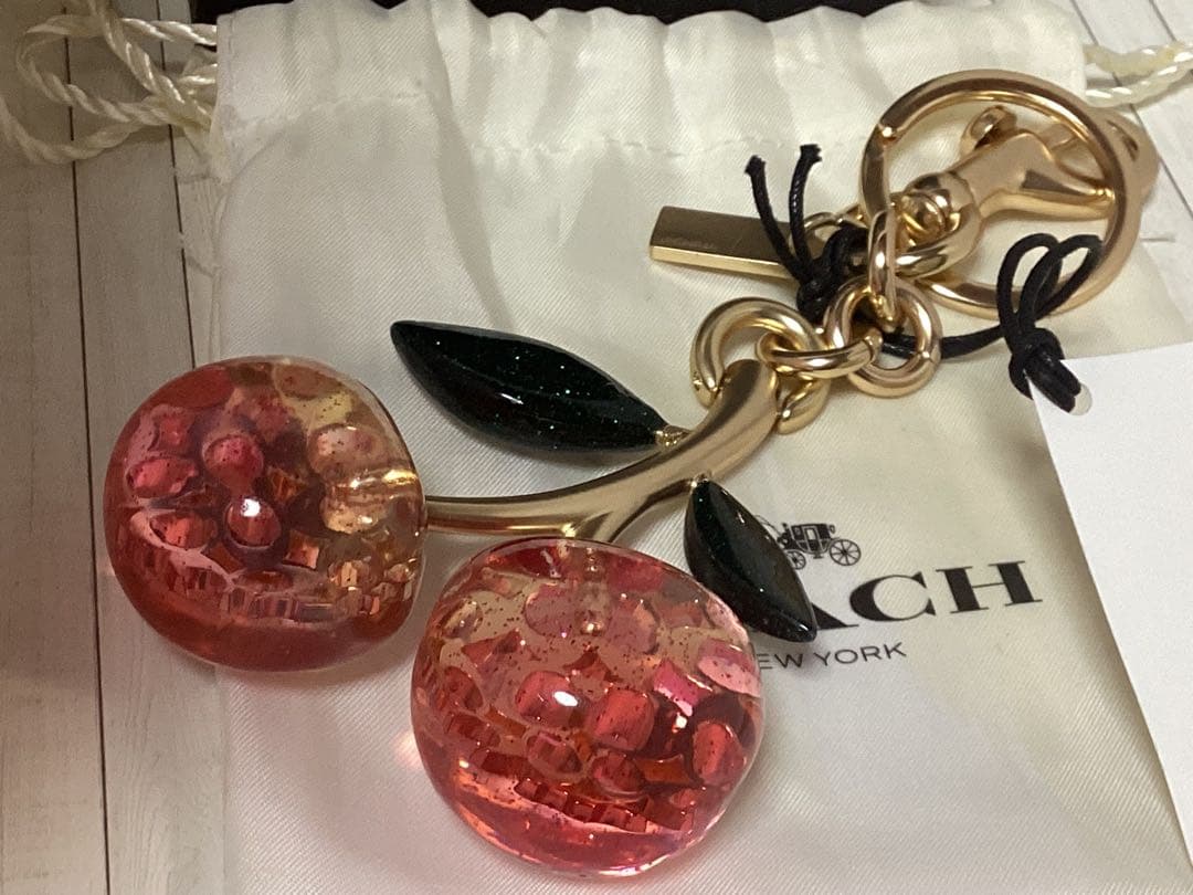 未使用保存袋タグ付きCOACH チェリーキーホルダー ピンク本物