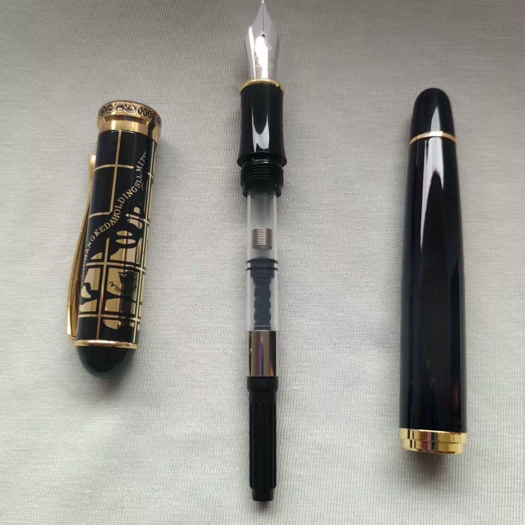 黒色万年筆 ゴールド装飾付き