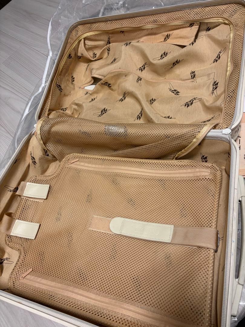 RIMOWA ホワイト キャリーケース 機内持ち込みサイズ