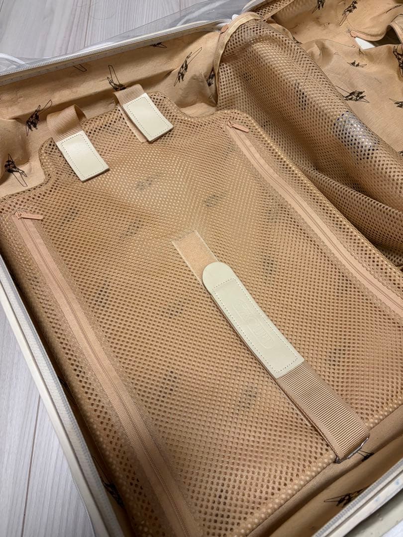 RIMOWA ホワイト キャリーケース 機内持ち込みサイズ