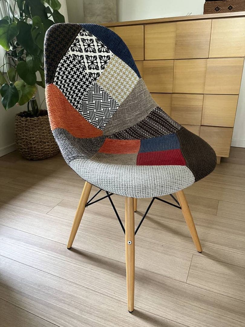 パッチワークデザインの椅子