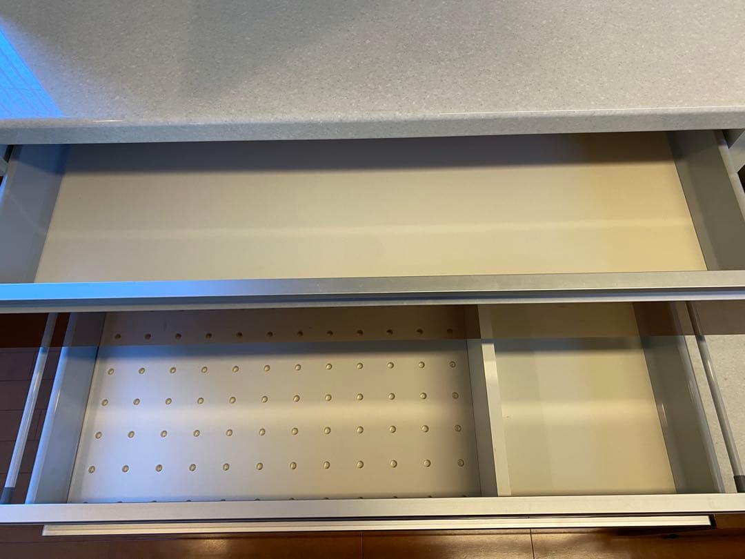 ブラウン食器棚・キッチンカウンター