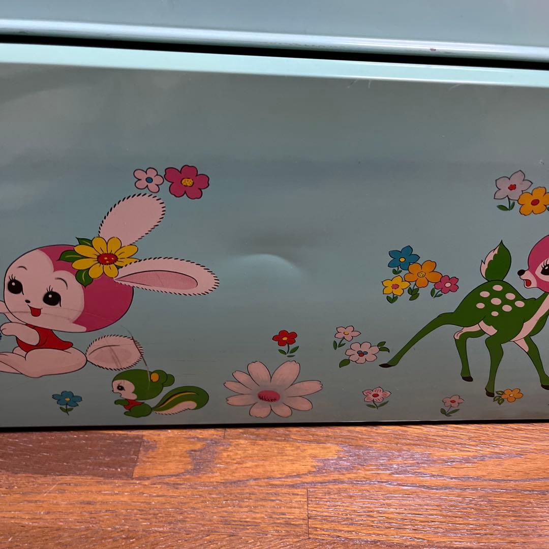 サッチャン様　可愛い絵柄ブリキの衣装箱