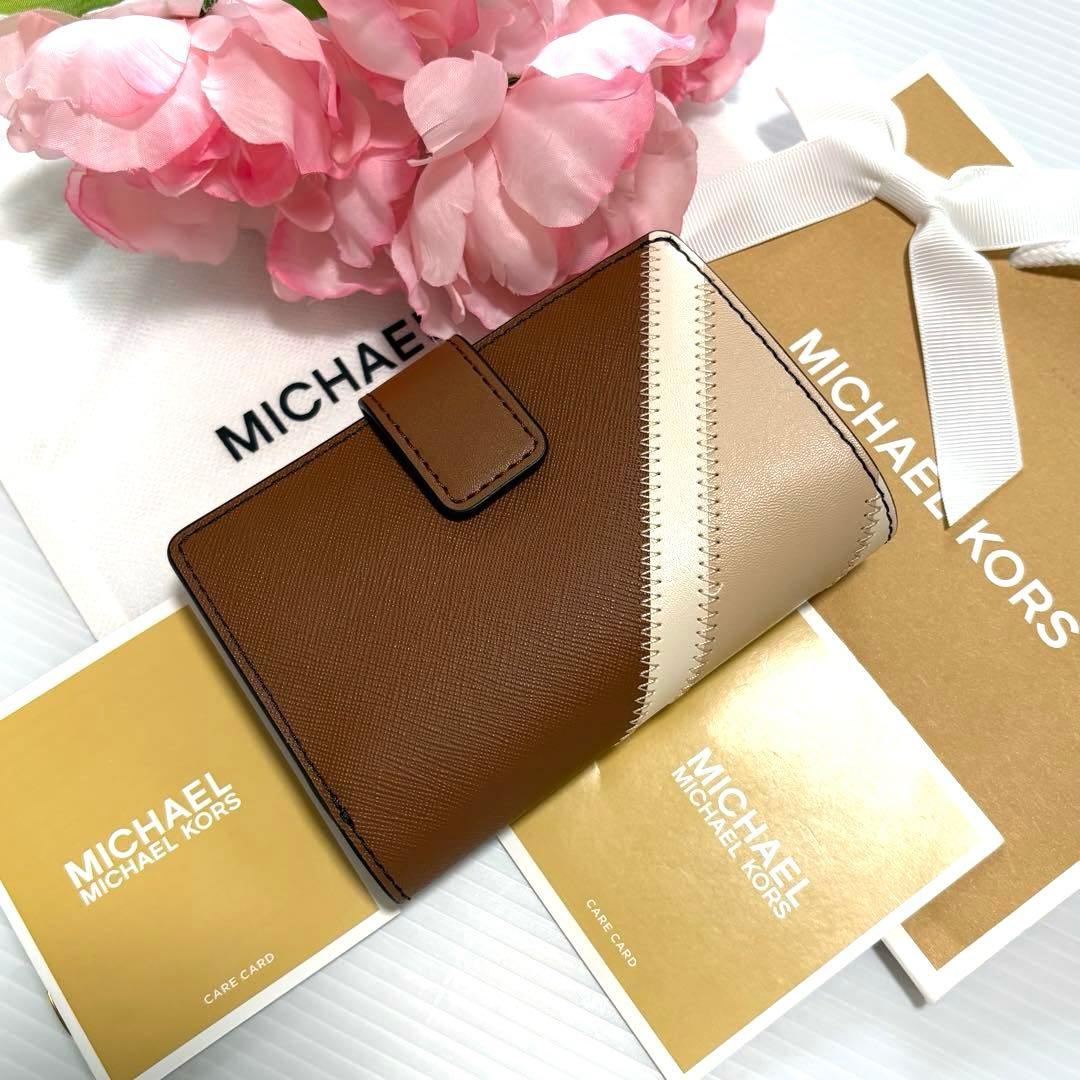 ⭐︎ 【新品、未使用品】かわいい♡マイケルコース 2つ折り財布ホワイト　ブラウン