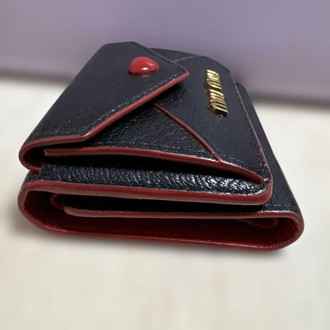 良品 MIUMIU 黒 ラブレター ハート マドラス 折り財布 ミニウォレット