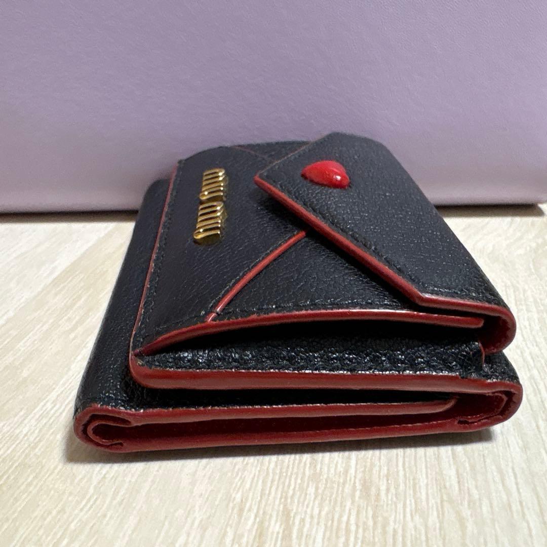 良品 MIUMIU 黒 ラブレター ハート マドラス 折り財布 ミニウォレット
