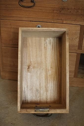 古い小ぶりな木製の引き出し5杯　タンス　チェスト　古家具