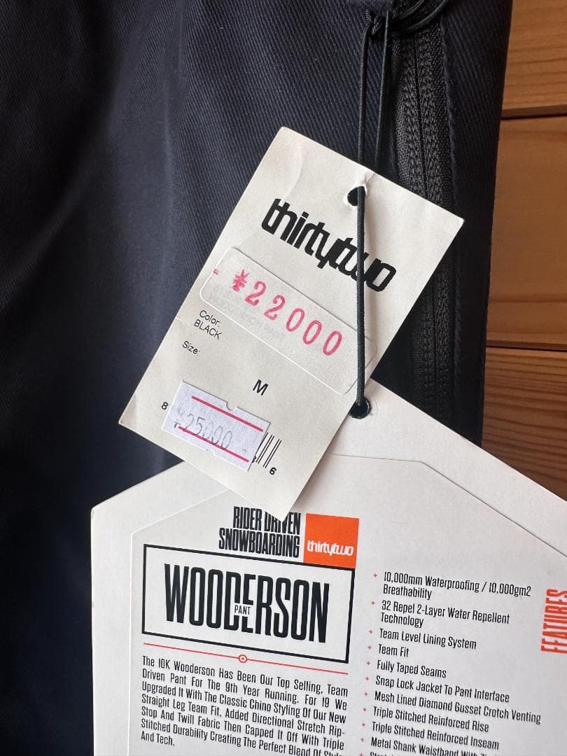 スノーボードウエアー　THIRTYTWO 細身シリーズ　新品展示品処分価格　M