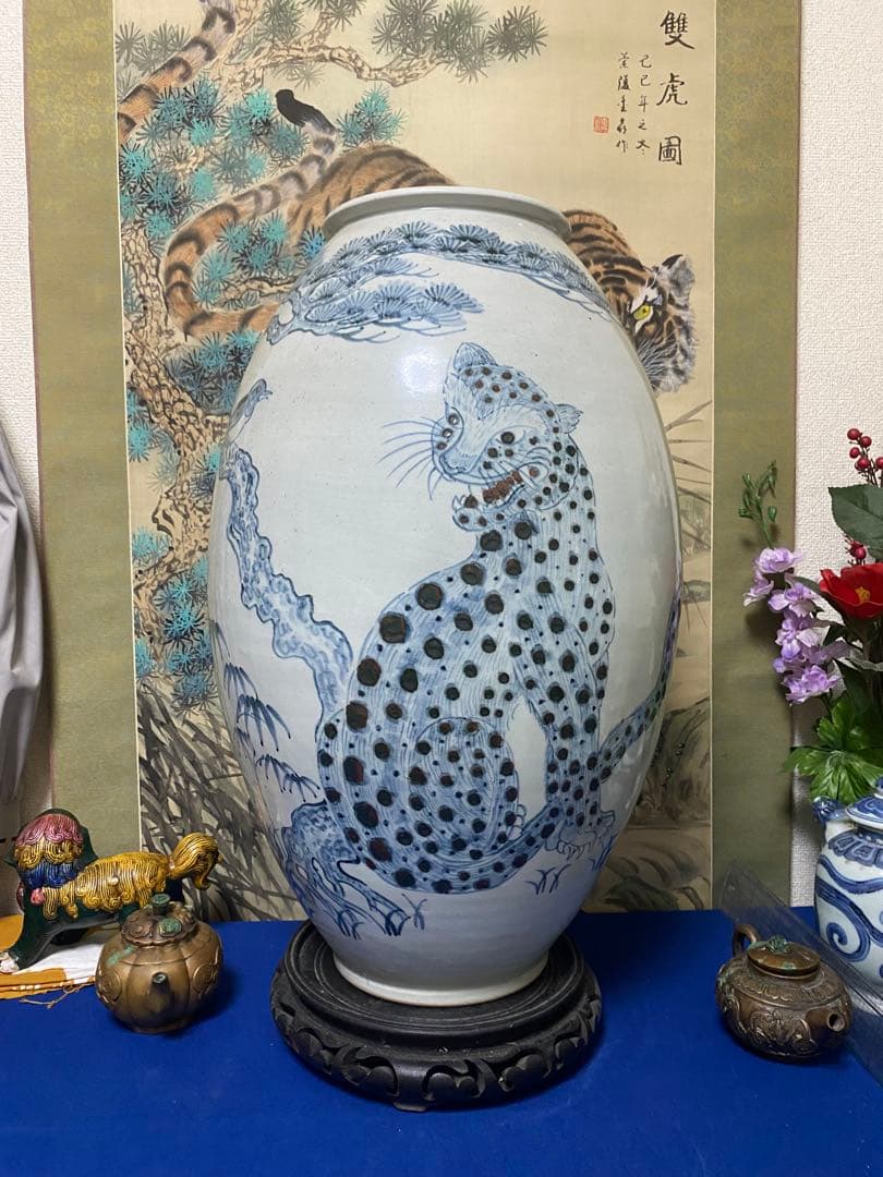 李朝青い豹と松の絵柄の陶器花瓶　骨董品