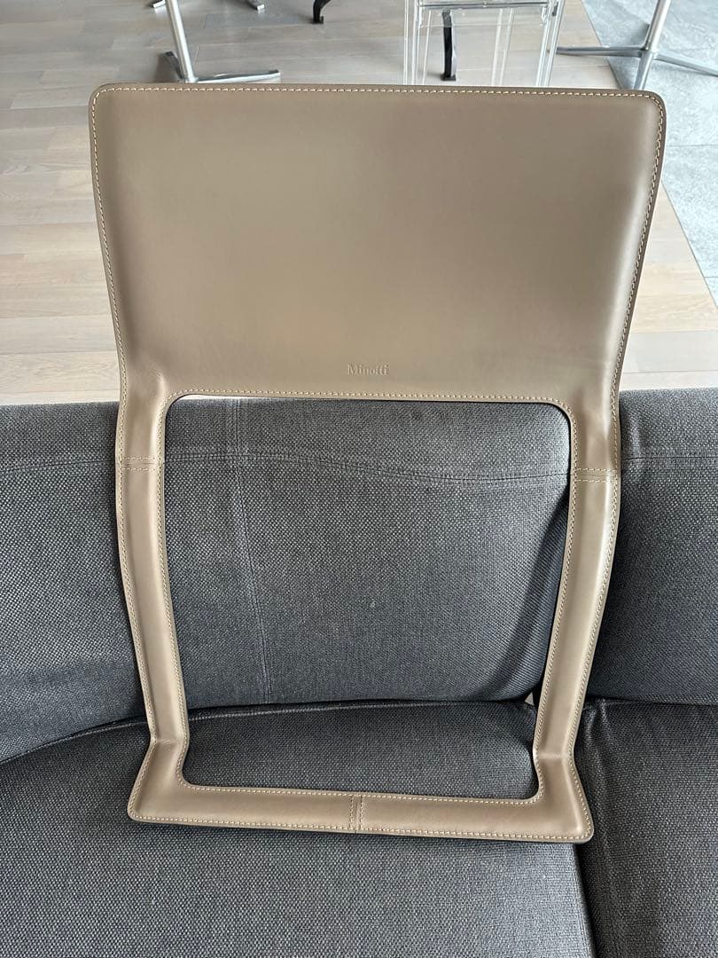 最高峰　ミノッティ　レザー 背当てクッション　グレージュ　1個
