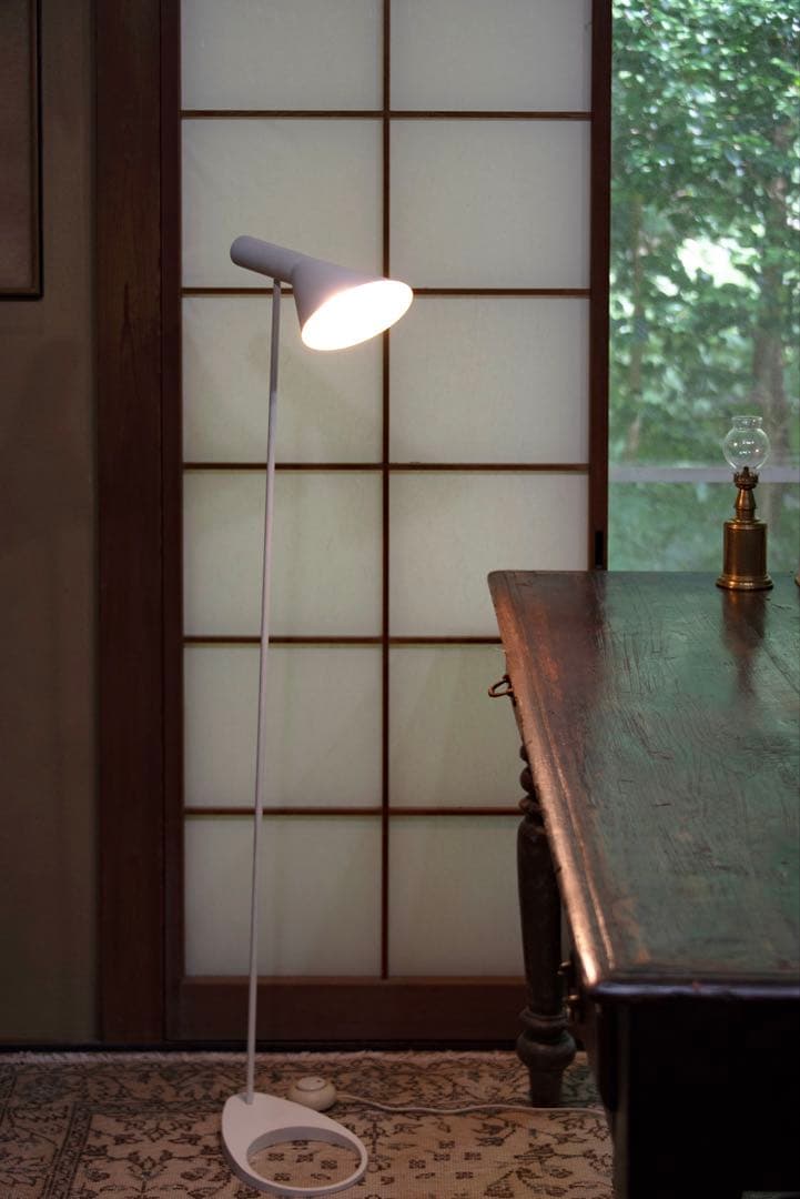 アルネヤコブセン　AJフロア スタンドライト 白 ルイスポールセン