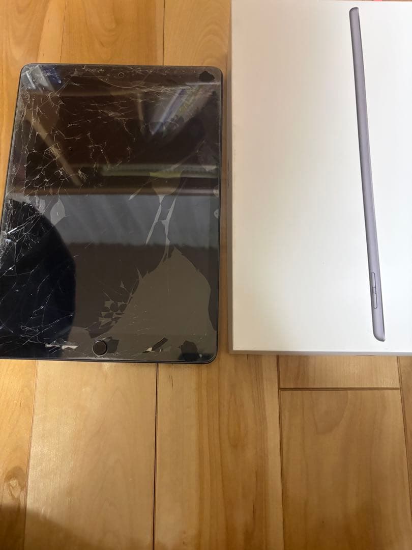 iPad (第8世代) グレー 画面ひび割れジャンク　32GB