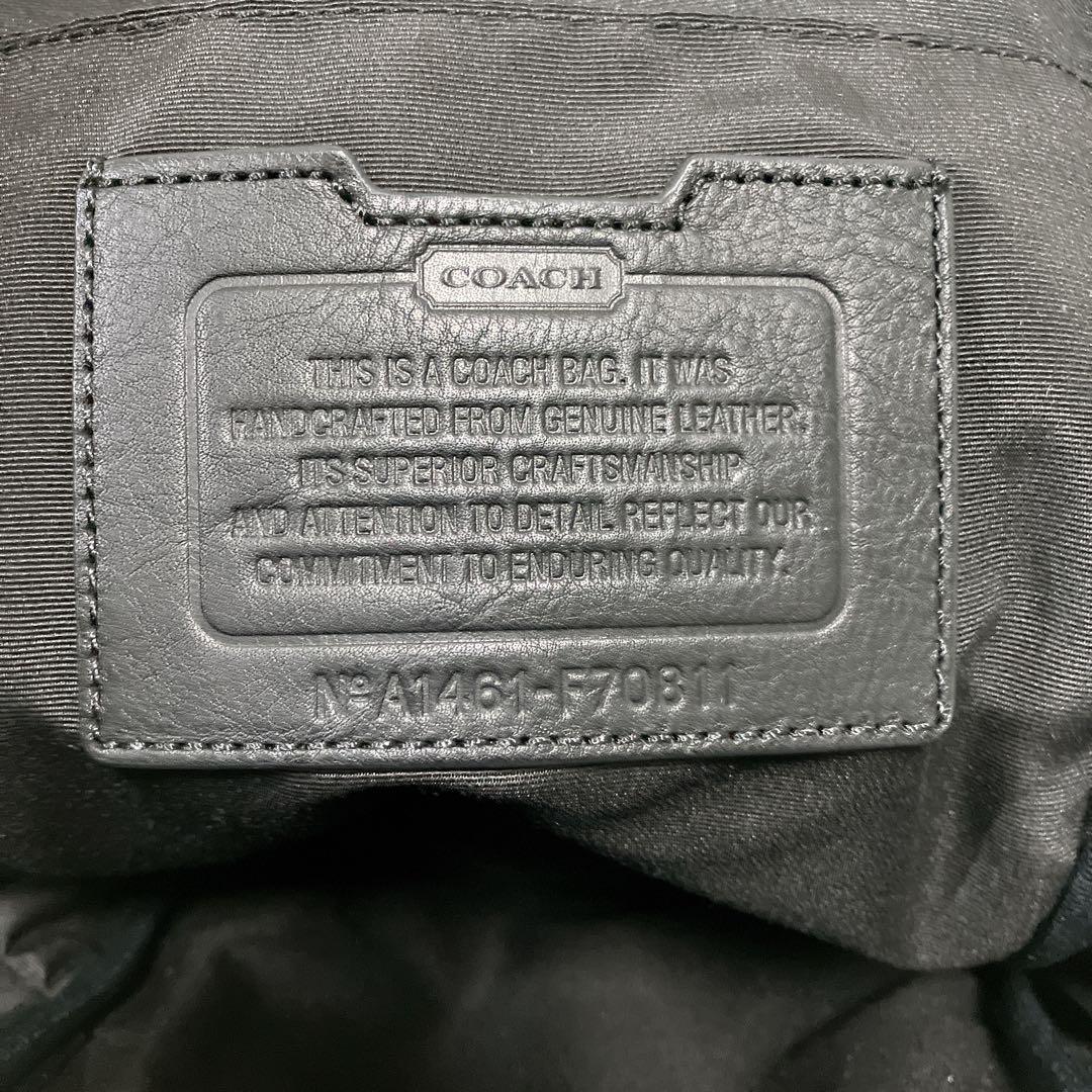 COACH　コーチ　レザーボディバッグ　縦型　チャーム付き　ブラック