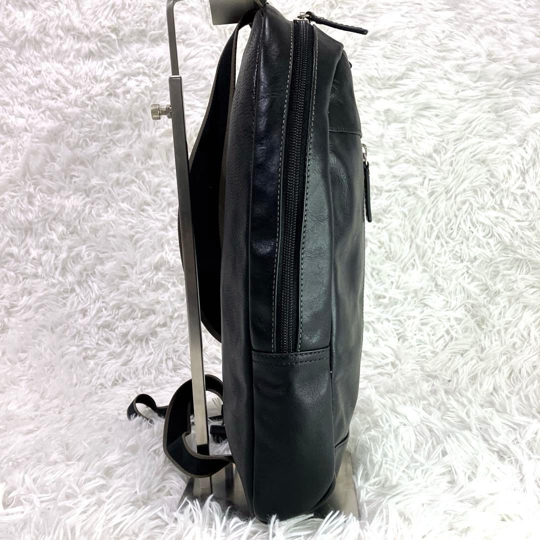 COACH　コーチ　レザーボディバッグ　縦型　チャーム付き　ブラック