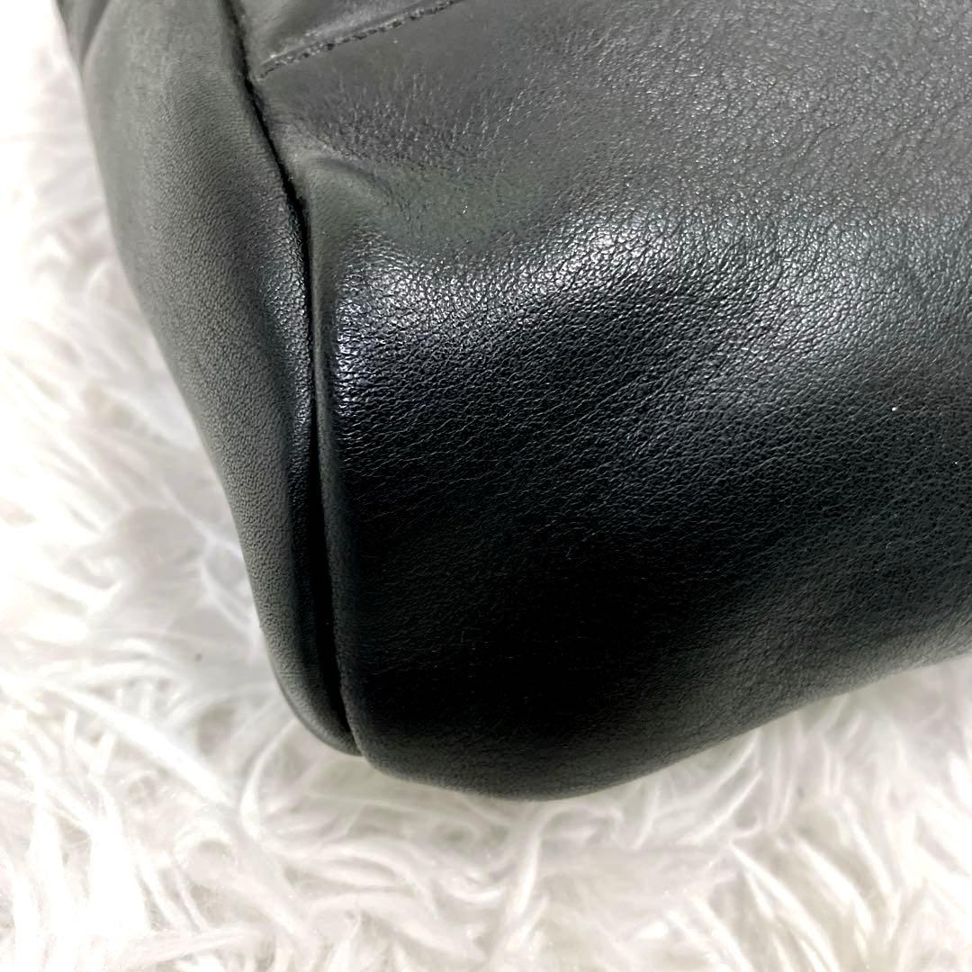 COACH　コーチ　レザーボディバッグ　縦型　チャーム付き　ブラック