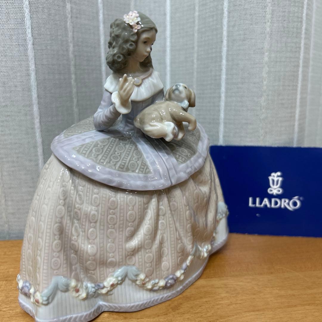 LLADROリヤドロ「仔犬を抱く貴婦人」　　　　新品！