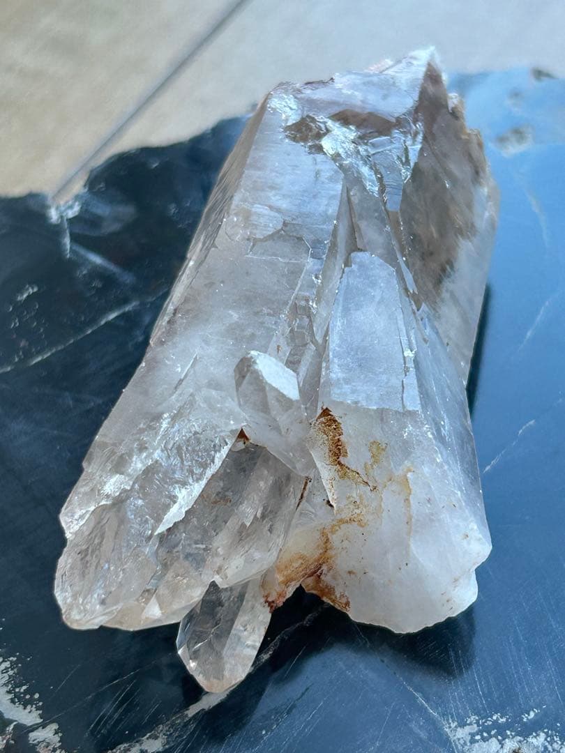 成長の軌跡を刻む ― 曲がり水晶 スモーキークォーツ 原石