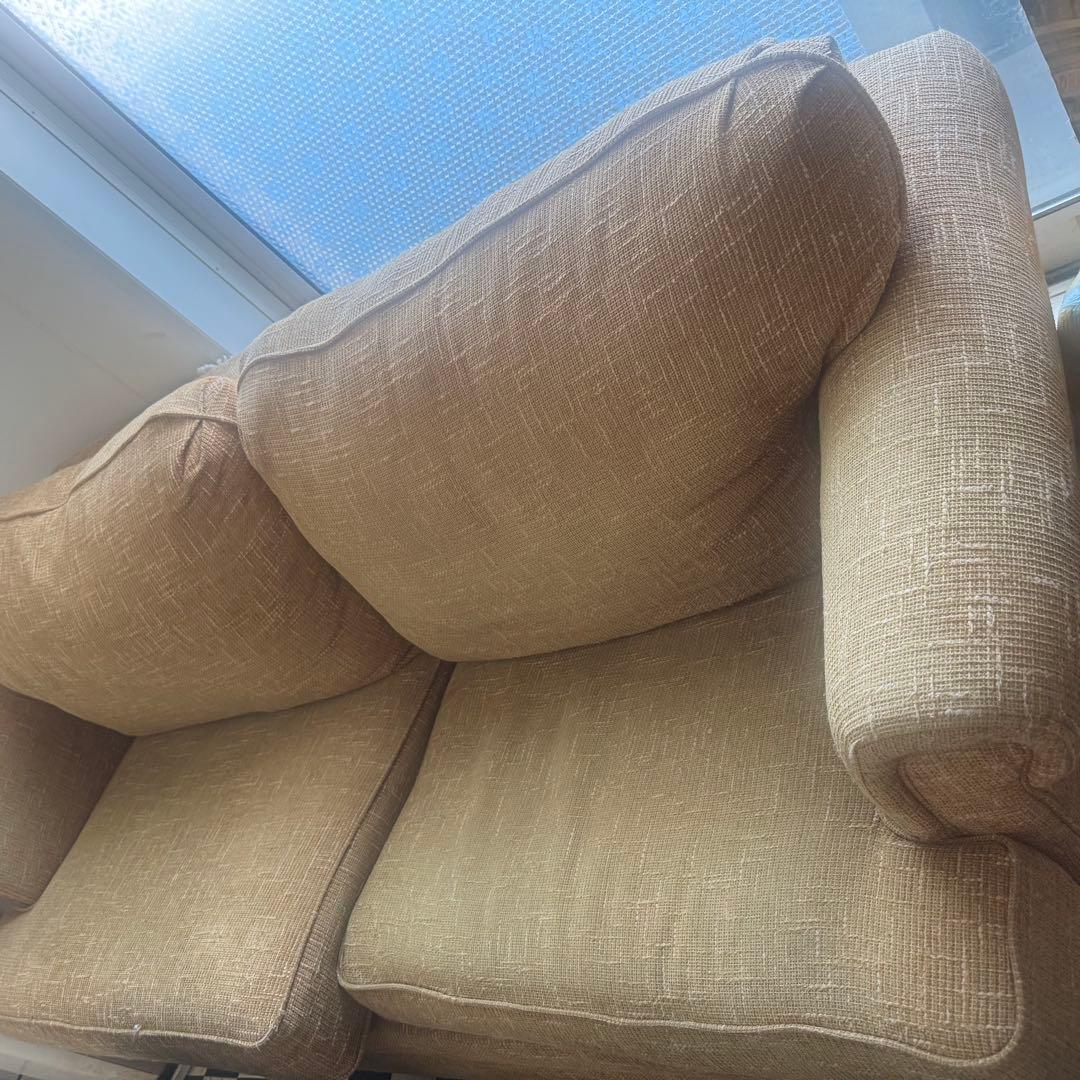 ベージュ クッション付きソファ モダン