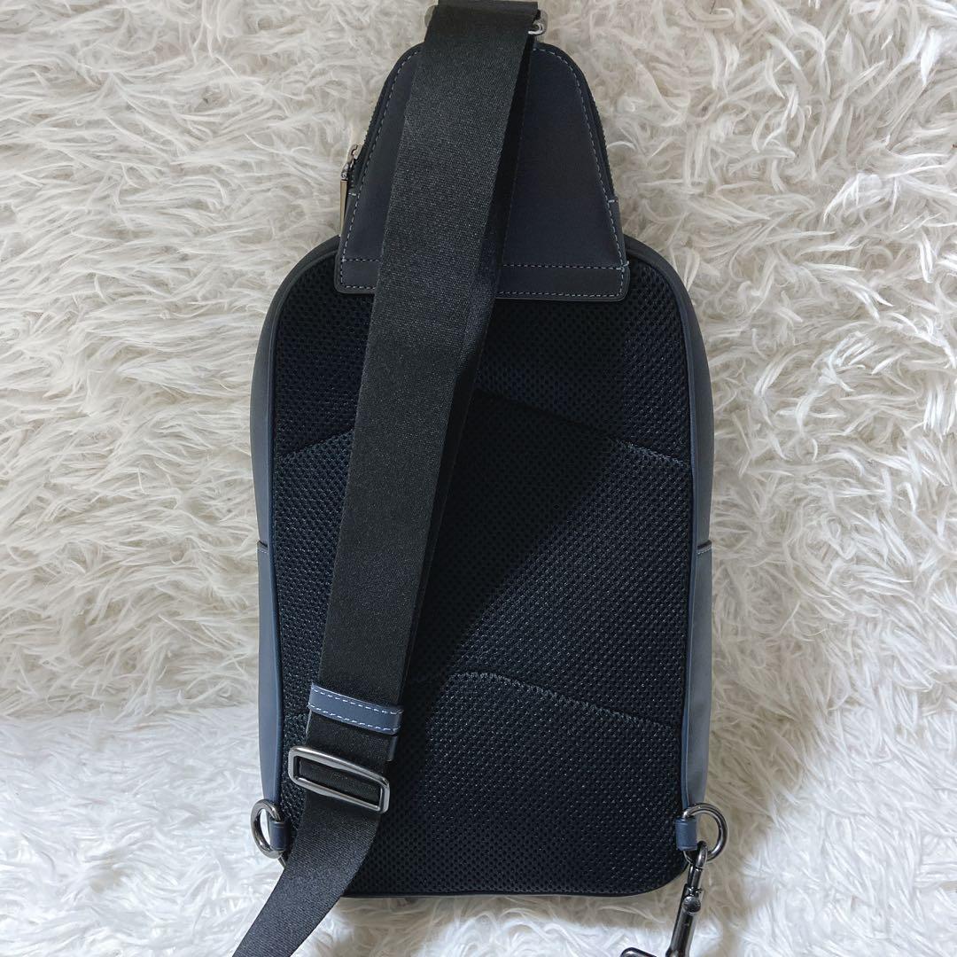美品⭐️COACH コーチ　ボディーバッグ エンボス加工　メンズ　肩掛け　ネイビー