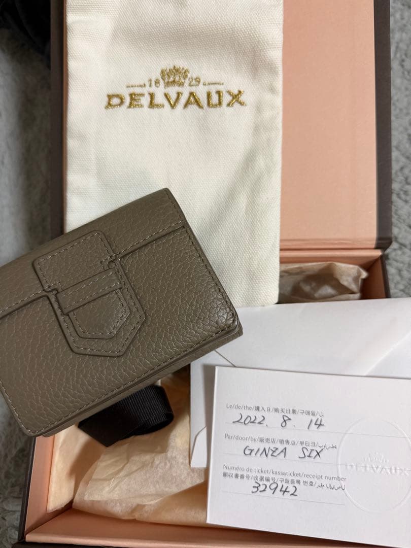 ⭐︎デルヴォー　三つ折り　財布　コンパクト⭐︎