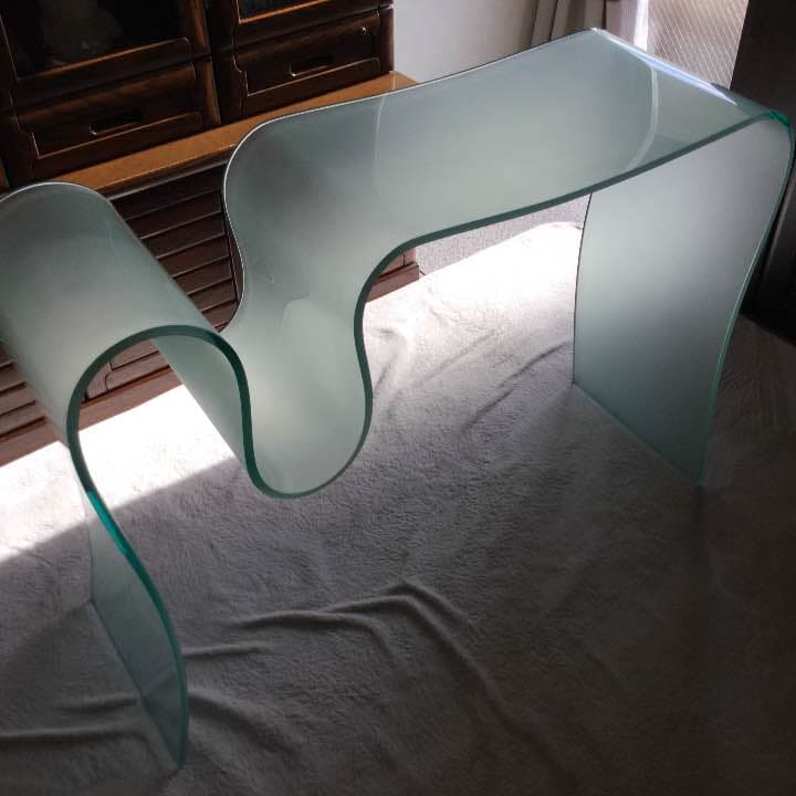 一枚ガラスのデザイン飾棚です