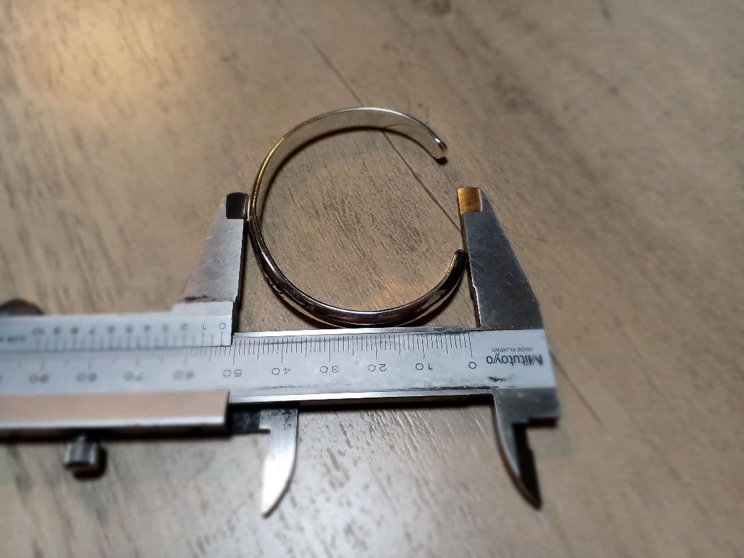 あるじゃん　バングル