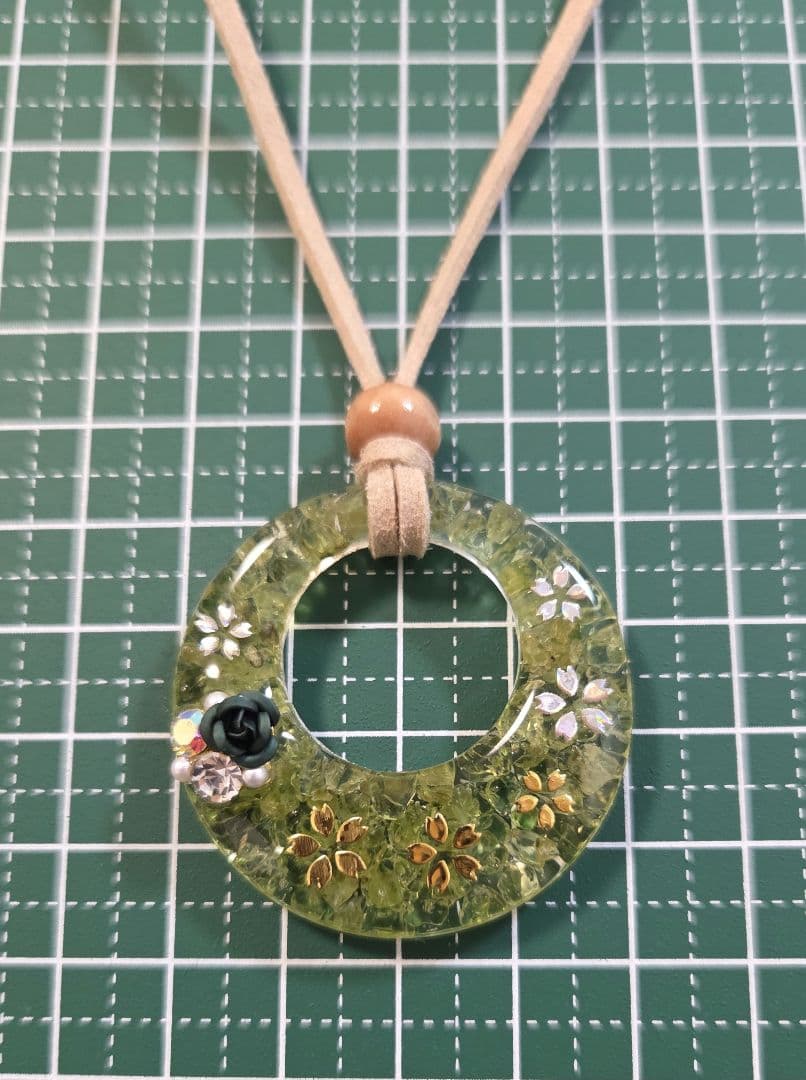 桜・ペリドット天然石レジンネックレス　　　　レジンネックレス　　パワーストーン