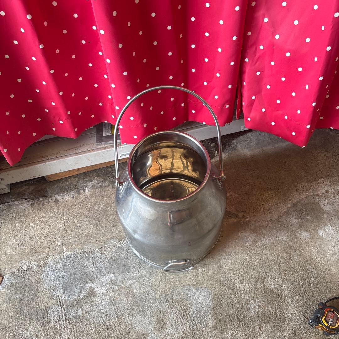 大きなミルク缶 ②ステンレス製