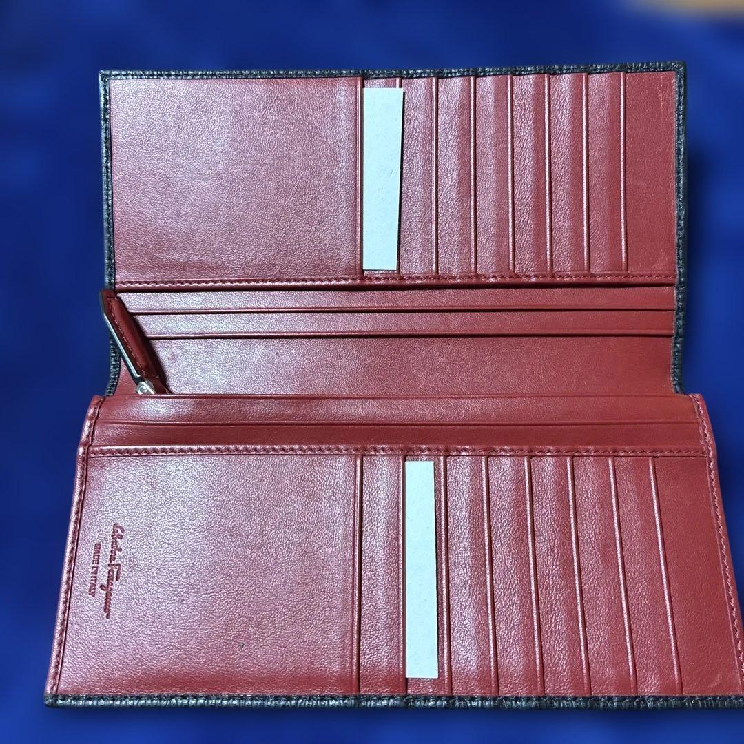 フェラガモ 黒の長財布 赤内装 複数カードポケット