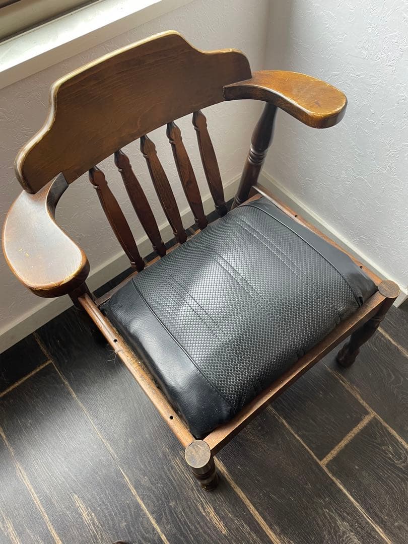 アンティーク 木製アームチェア 黒クッション