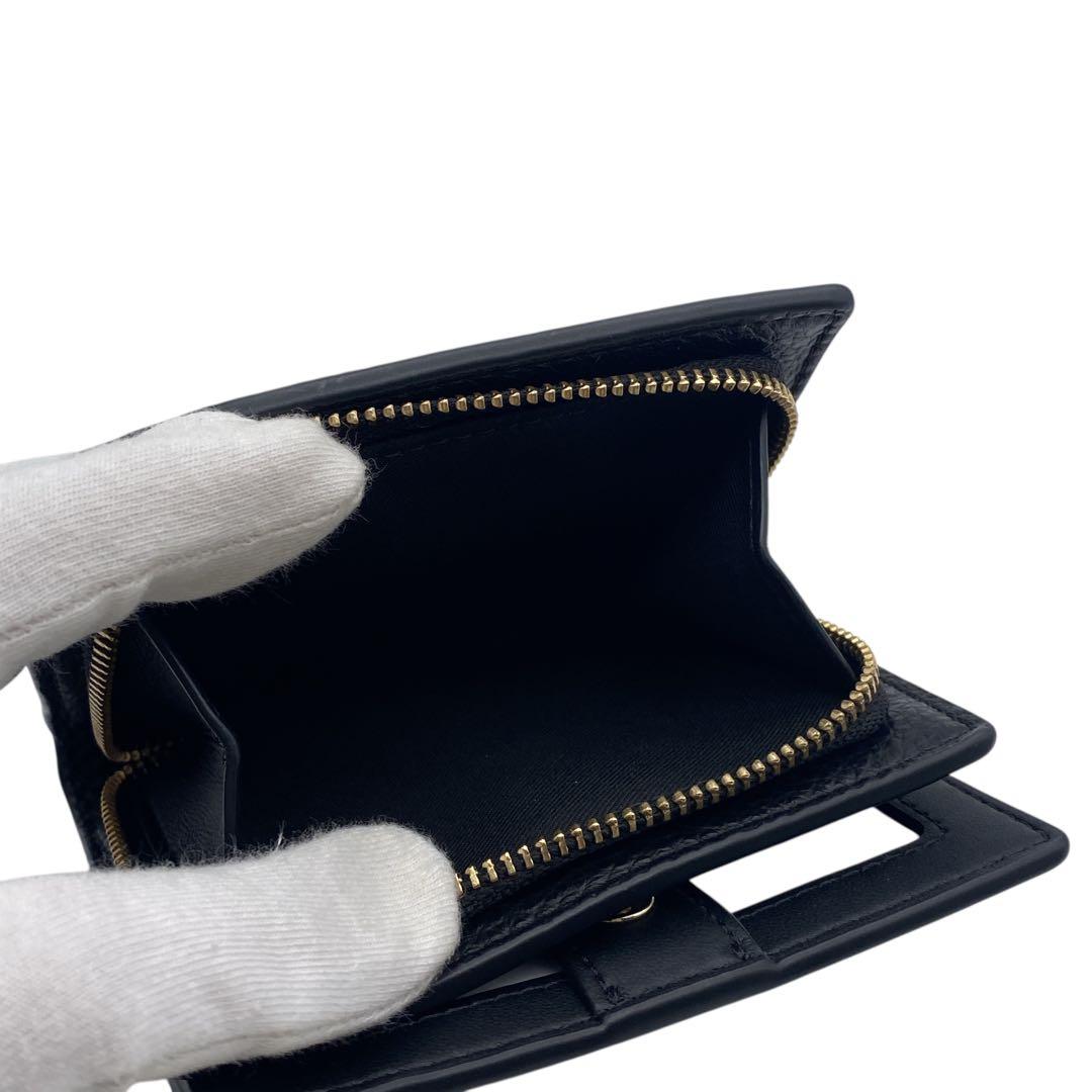 【未使用級】 COACH コーチ 二つ折り 財布 Cチャーム 現行 ブラック