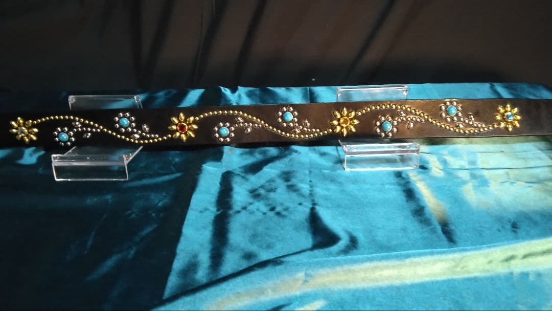 内藤栃木レザーツタ＆フラワースタッズベルトブラック　ニッケル＆ブラス