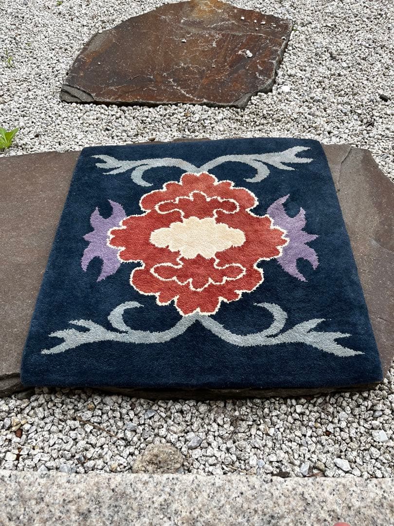 新鍋島緞通　吉島敷物　座布団　牡丹唐草文　中紺地　四角形　座布団 段通 ②