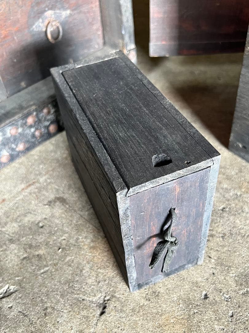 希少骨董 船箪笥 (金庫) 時代和箪笥 鉄地金具　隠し抽斗有　昭和レト兵士金具