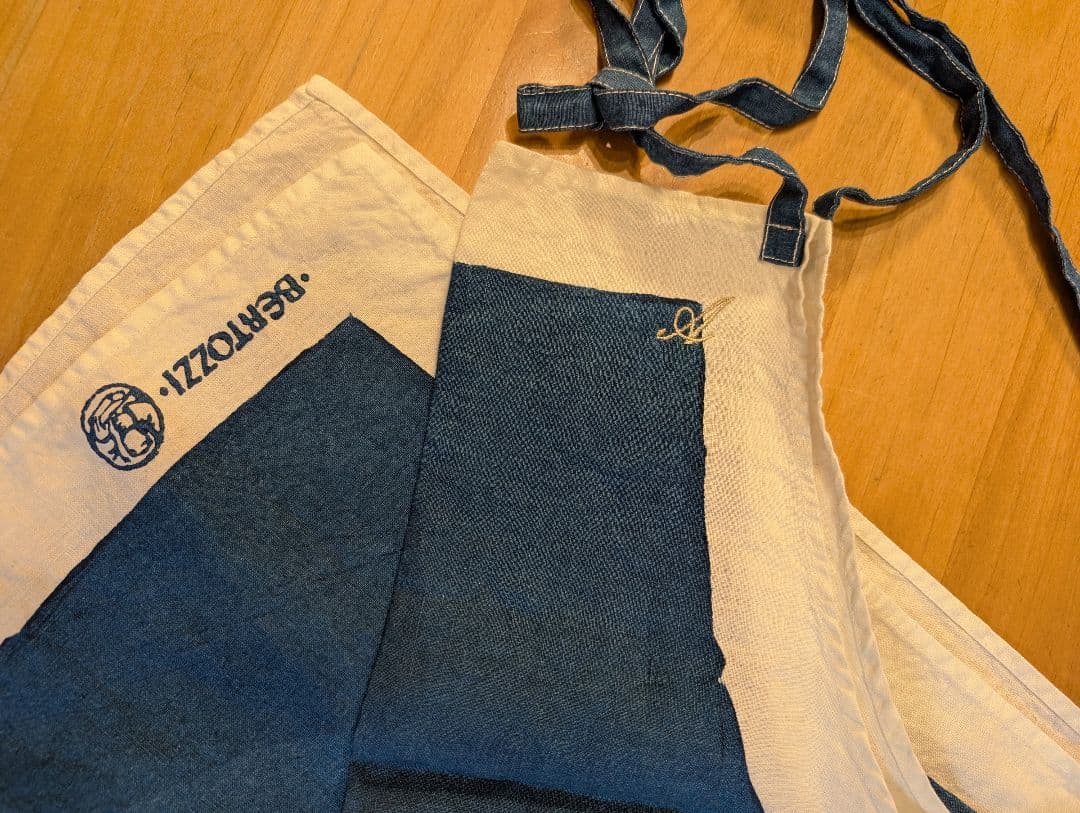 2月11日(水)迄値下げ☺︎リーノエリーナ　フルエプロン　ベルトッツィ