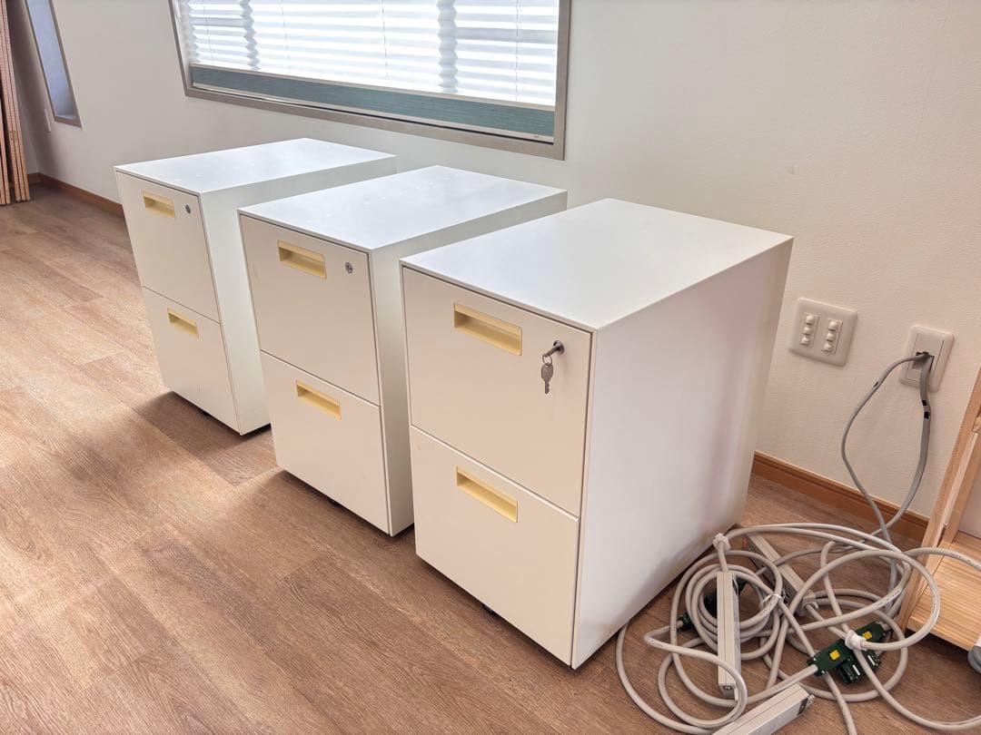 事務所　備品　机キャビネット