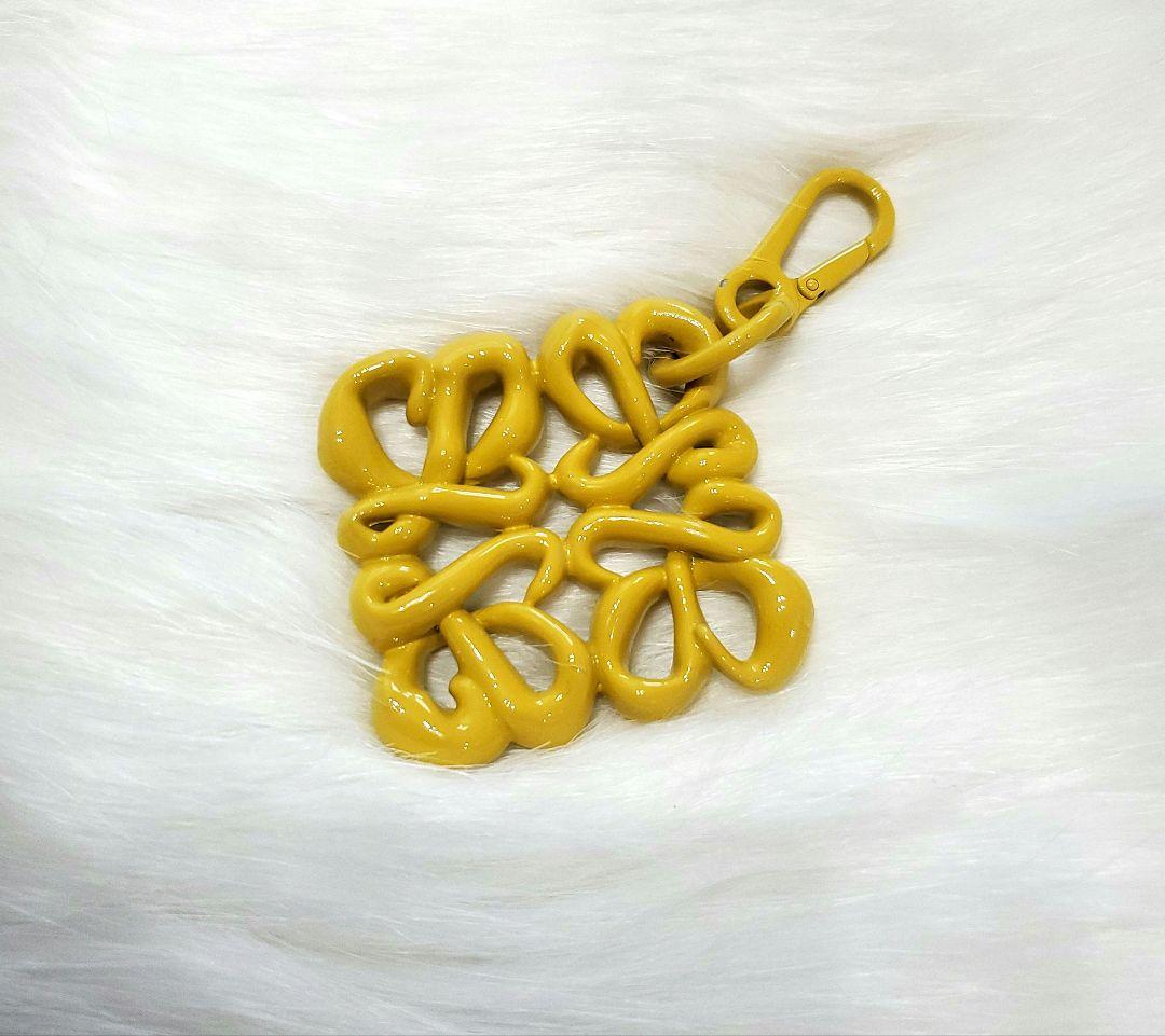 ４回使用のみ☆正規品☆LOEWE アナグラム チャーム キーホルダー