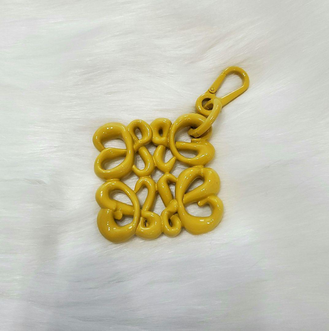 ４回使用のみ☆正規品☆LOEWE アナグラム チャーム キーホルダー