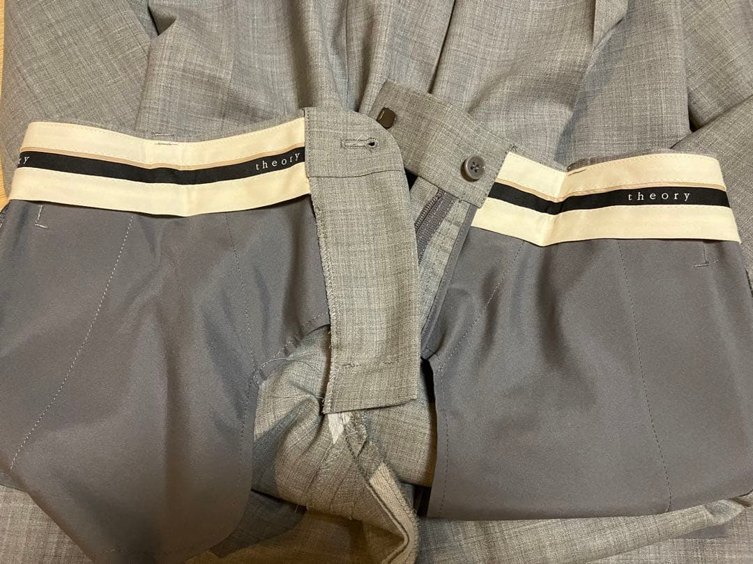 Theory セオリー　日本製。サイズ0（S- M）グレー　パンツスーツ　未使用