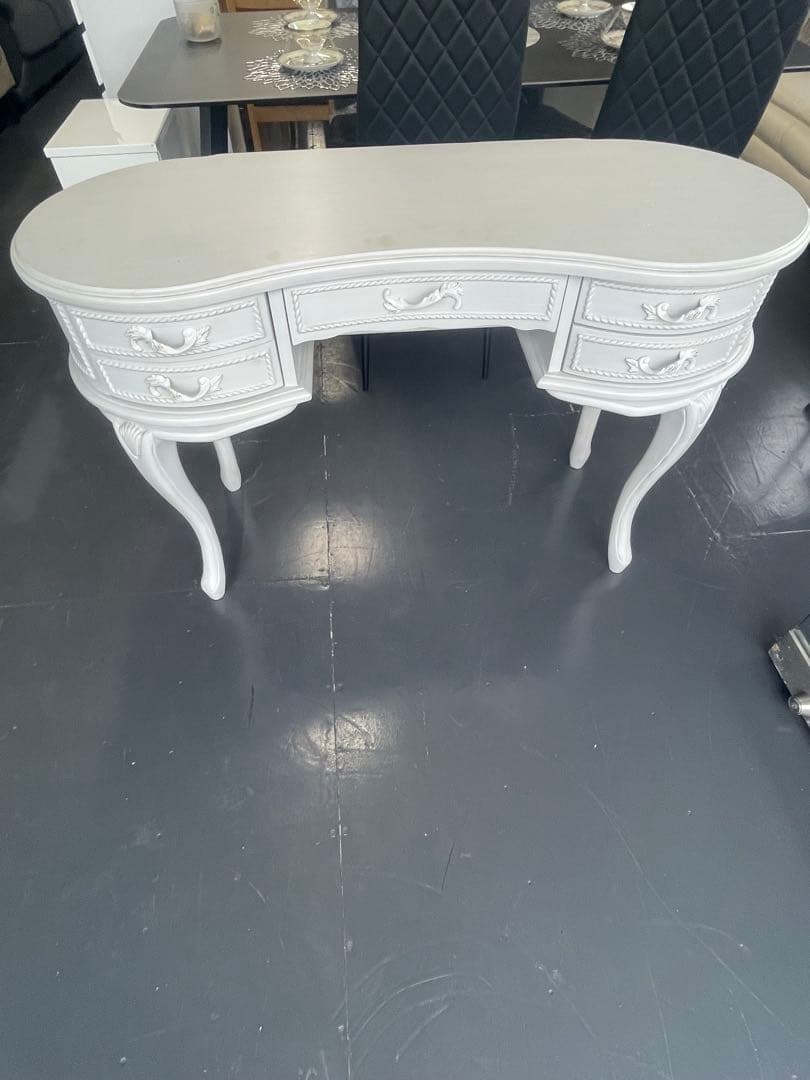 グレーの木製ドレッサー 4引き出し付き