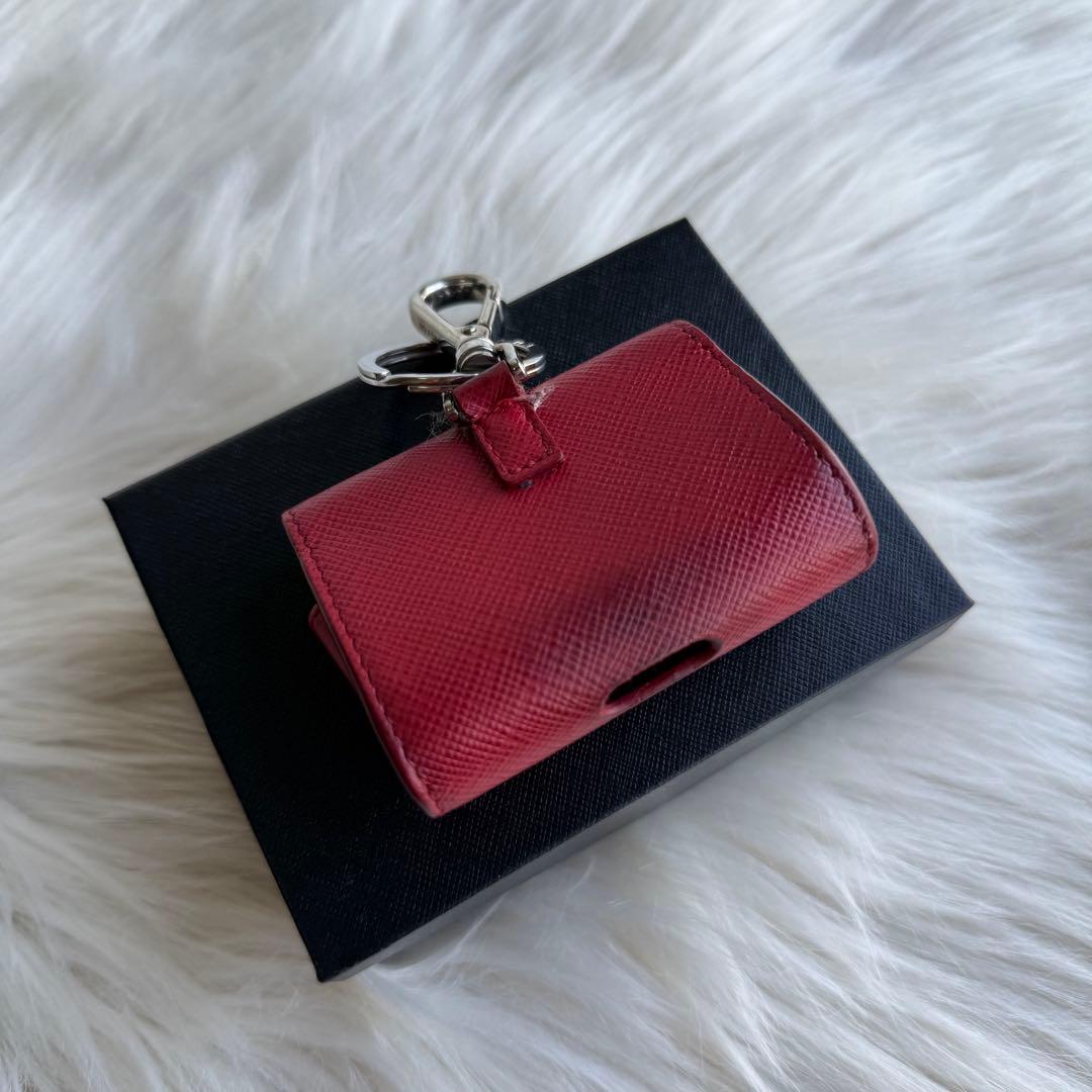 プラダ サフィアーノ レザー AirPods ケース 三角ロゴ レッド