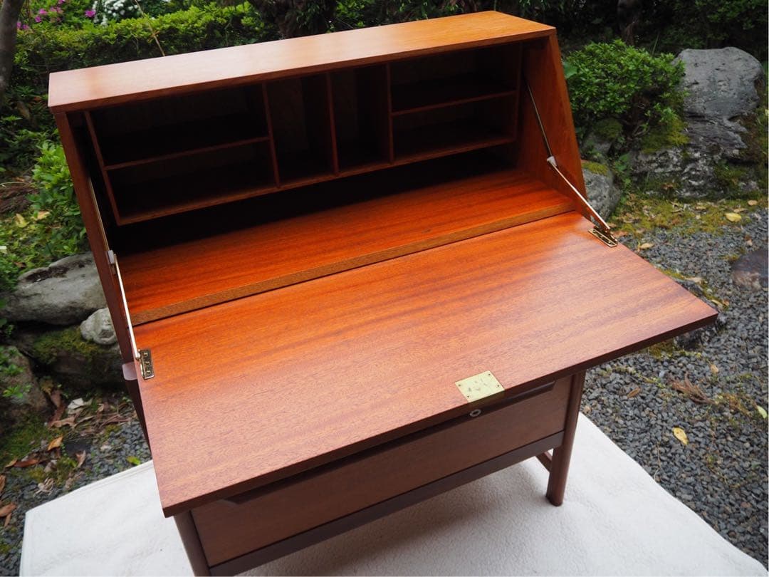 木製ブラウン箪笥 4つの引き出し付き