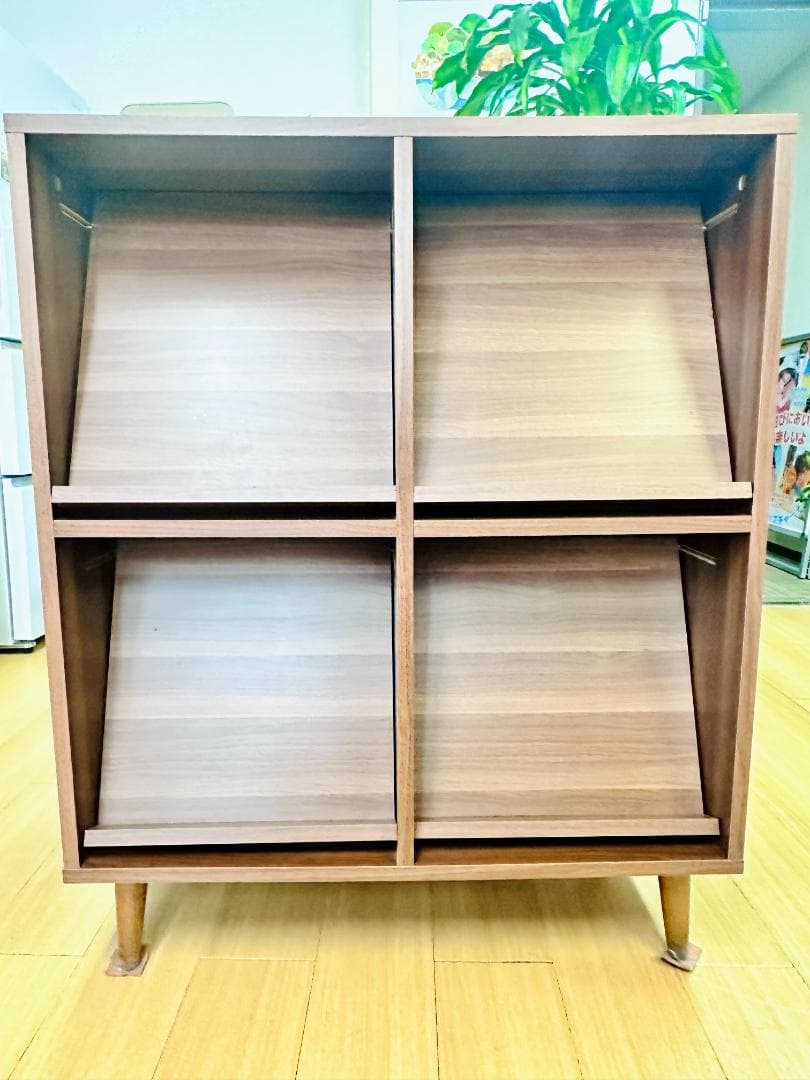 ノーチェ シンプルなデザインの扉付き キャビネット 本棚 4つの収納スペース付き