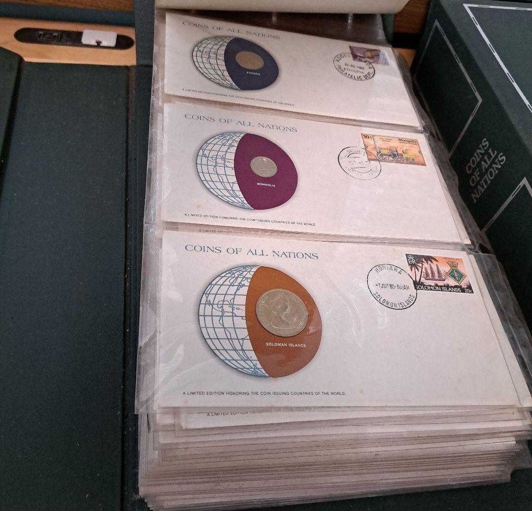 COINS　OF　ALL　NATIONS　世界の国々の　ファイル2冊