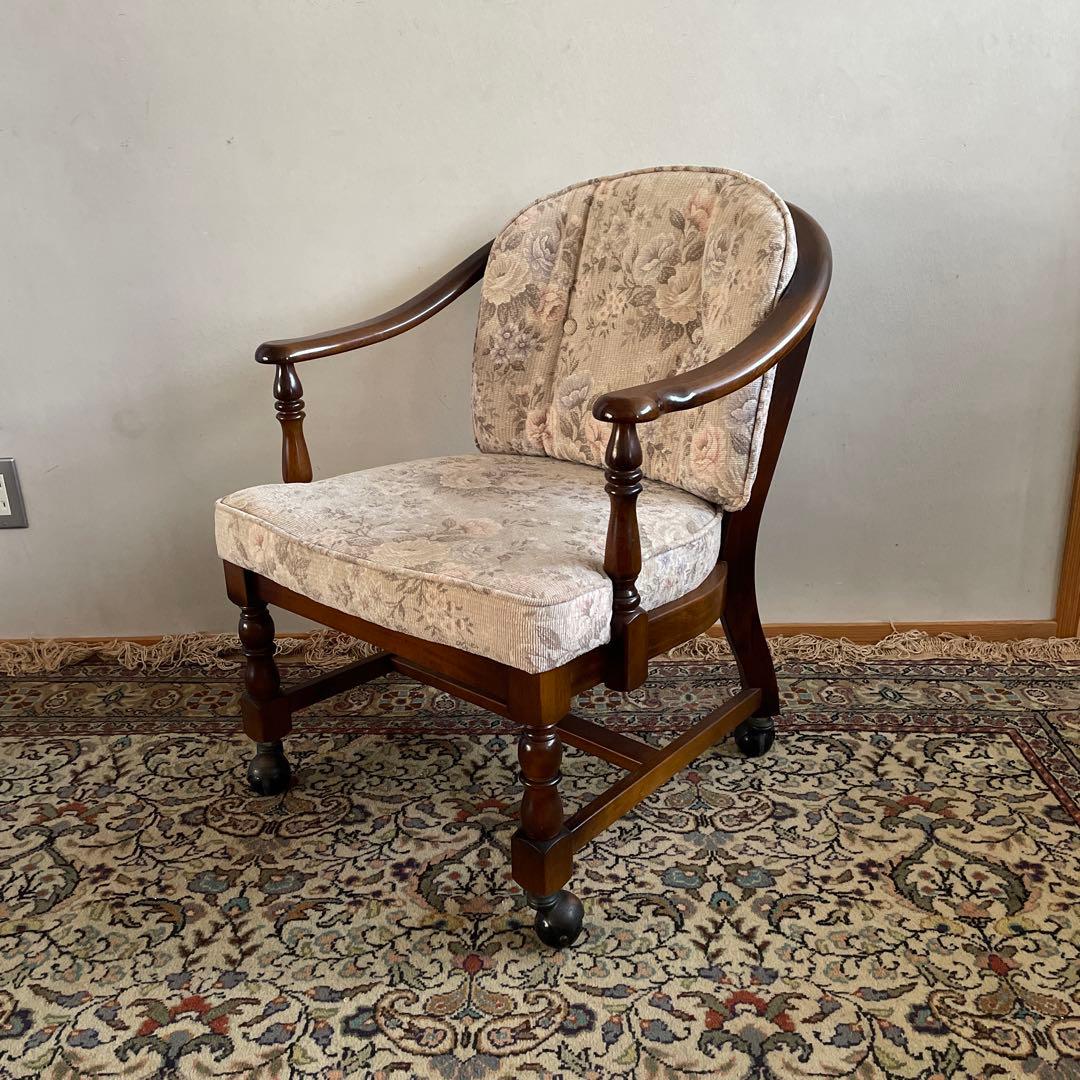 ①【美品】カリモク アームチェア コロニアル キャスター付き ダイニングチェア